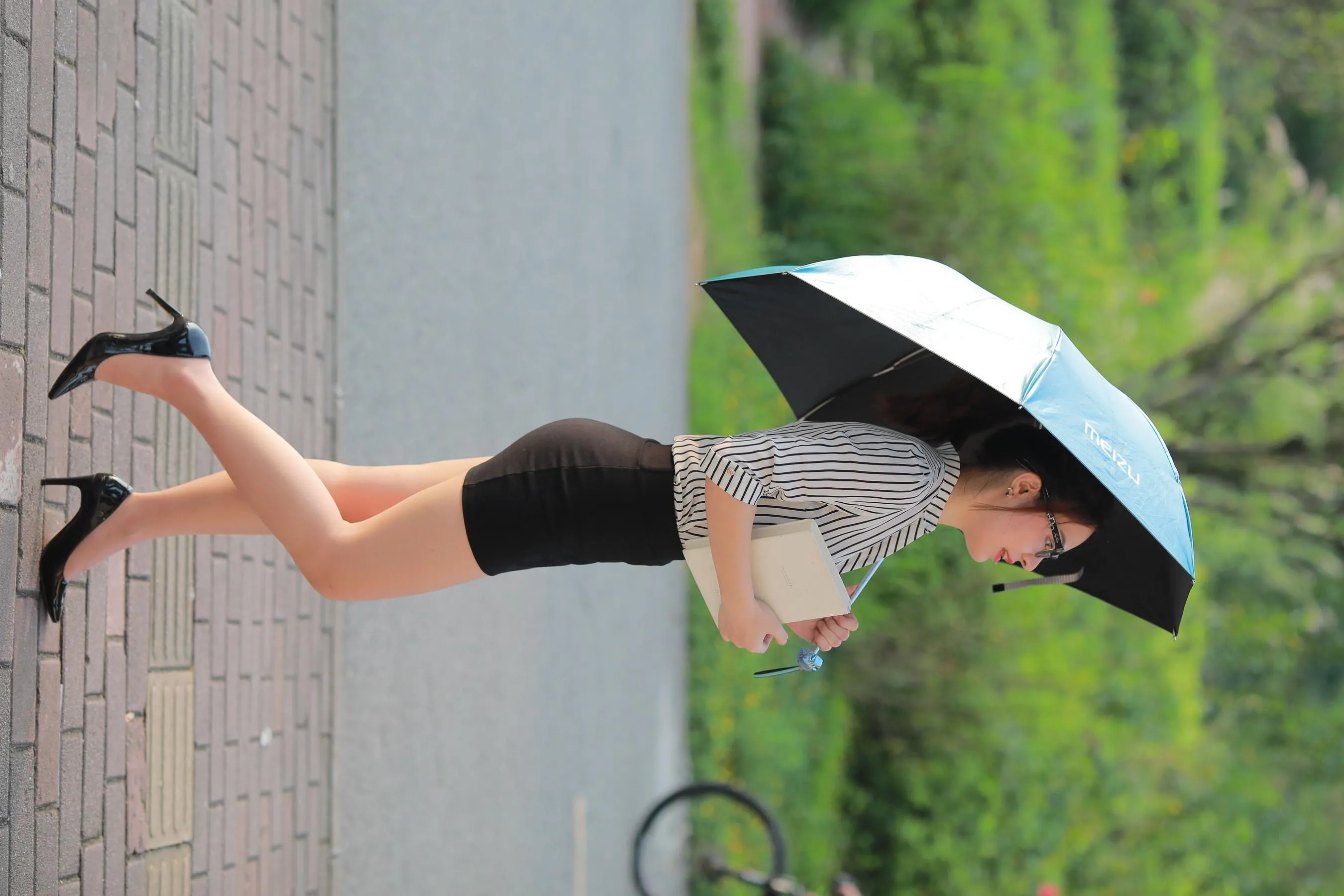 [魔镜街拍] NO.020 制服包臀裙小姐姐1 户外 [213P]插图3